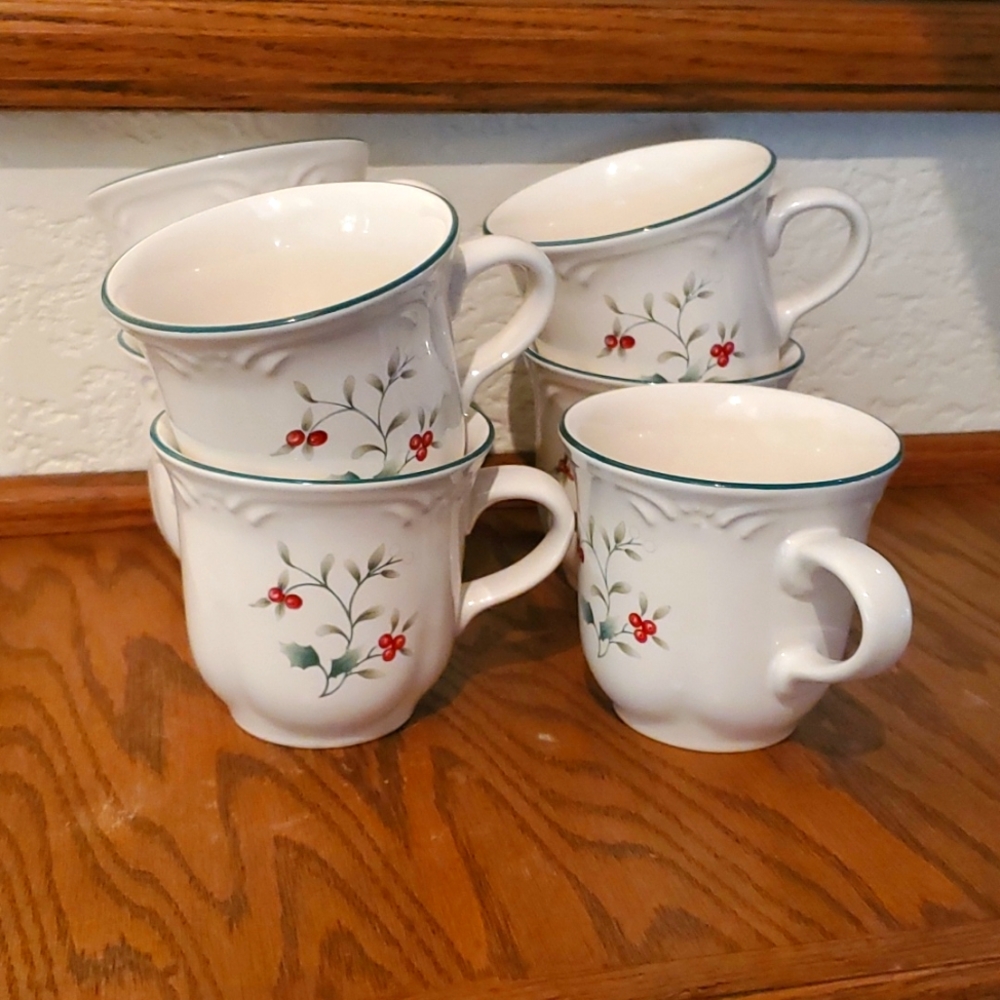 Pfaltzgraff Winterberry teacups lot of 7